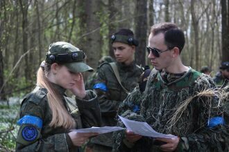 Игроки изучают карту перед боем в лесу